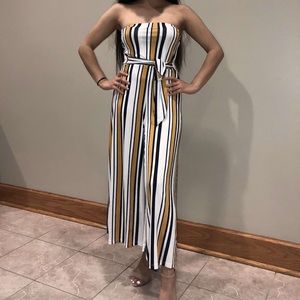 I’m selling this jumpsuit from Forever 21 Size-M